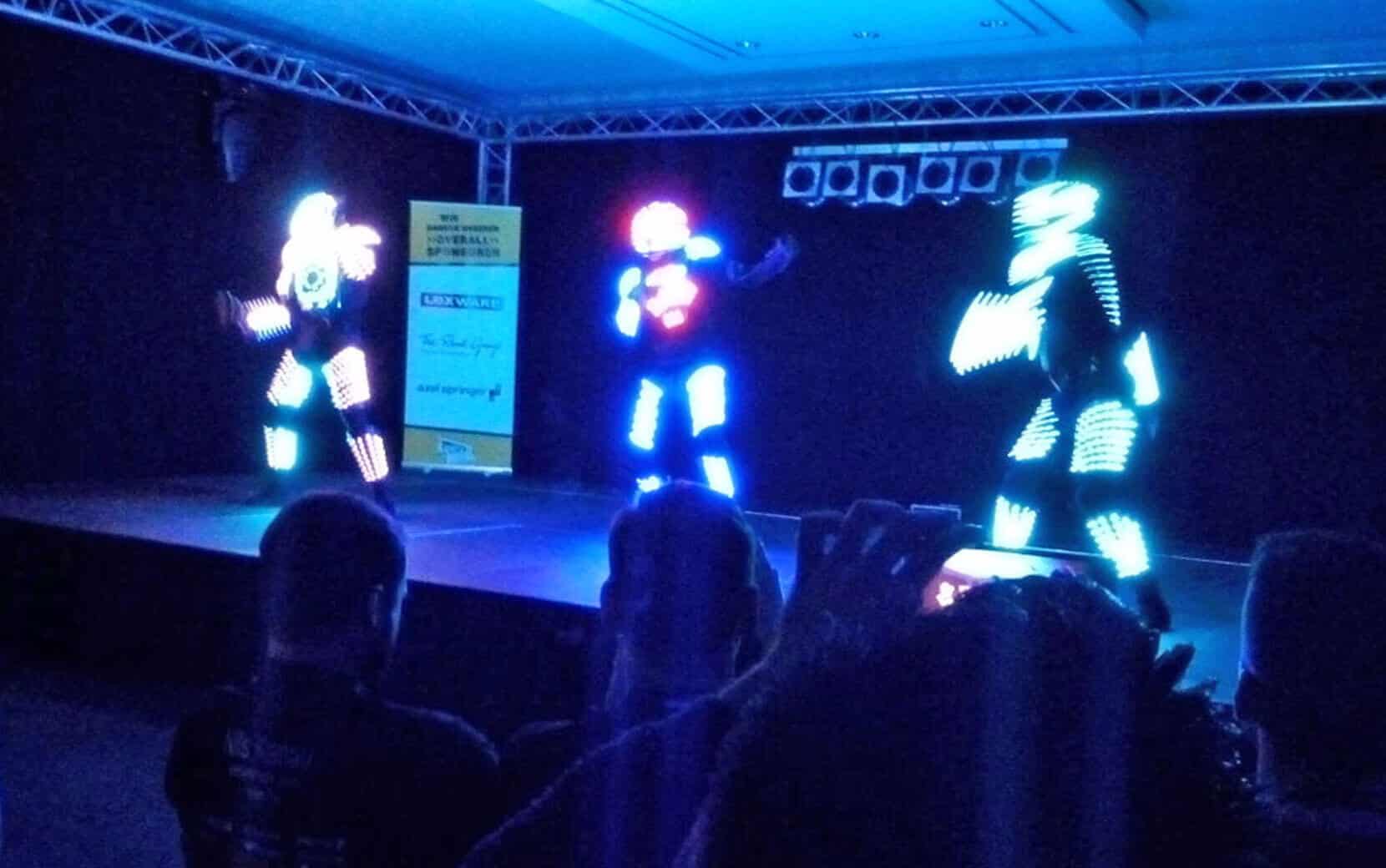 Dancing Robots zum Kick-Off fürs Wochenende