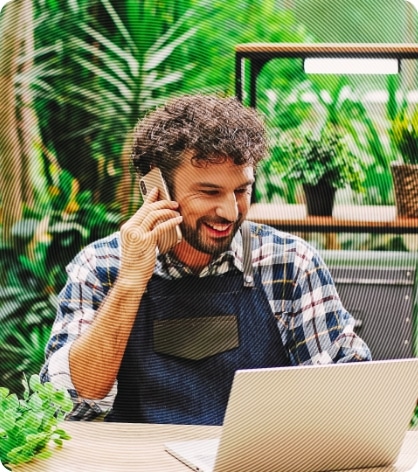 Marketingexperte beim Telefonieren am Notebook