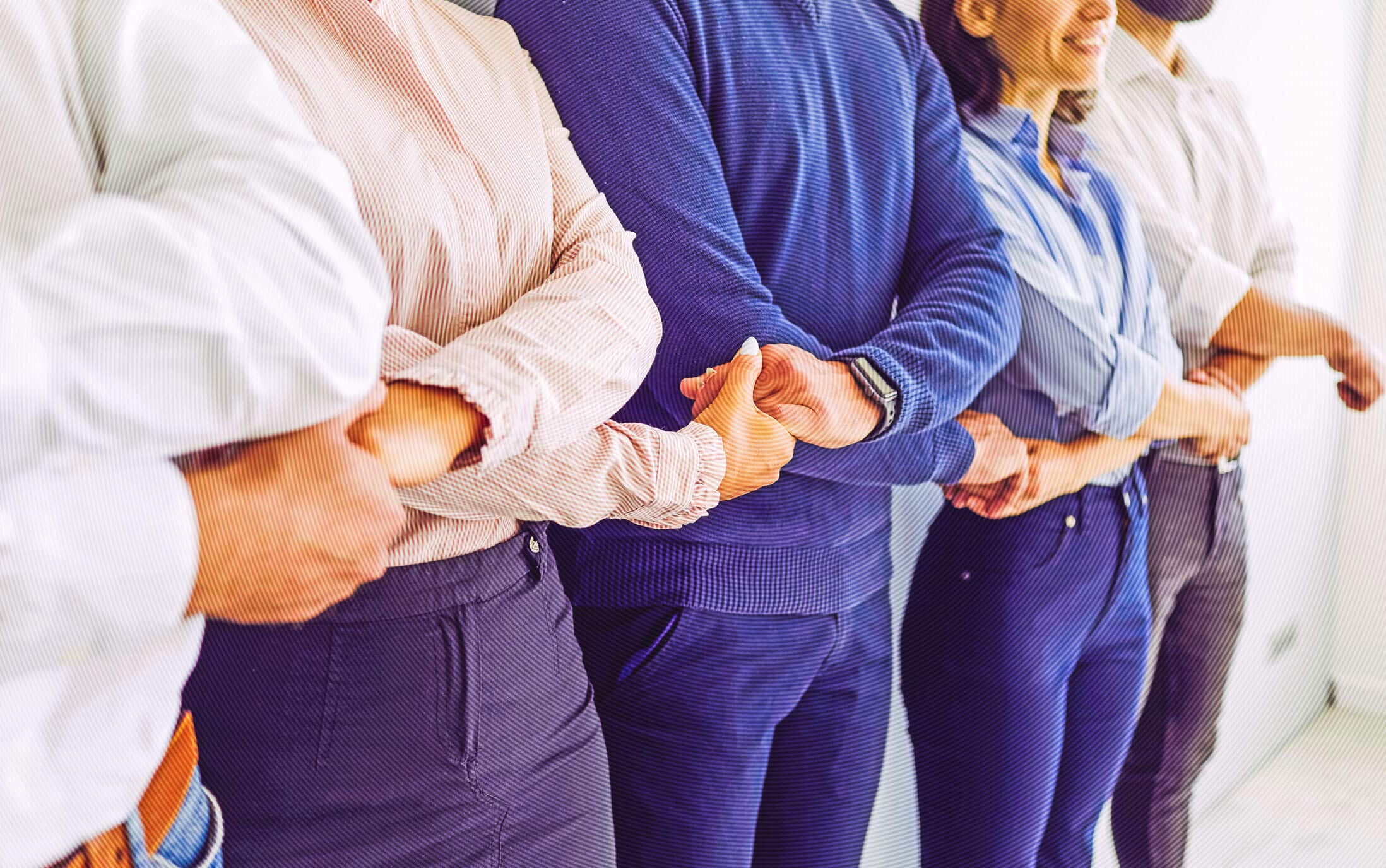 Mehrere Menschen halten sich an den Händen