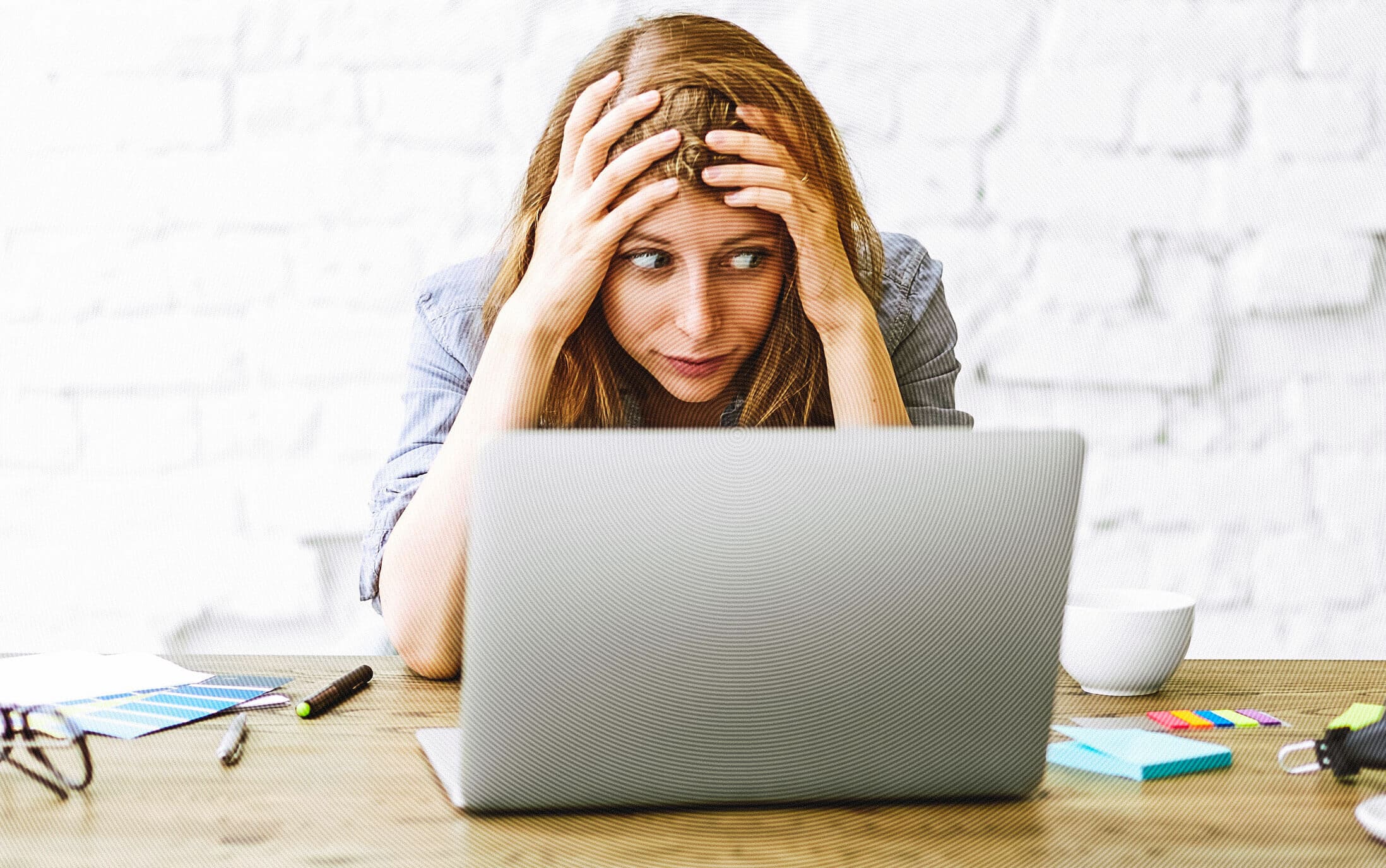 Besorgte junge Frau am Notebook