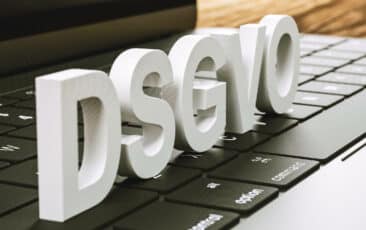 3D-Buchstaben DSGVO auf der Notebooktastatur