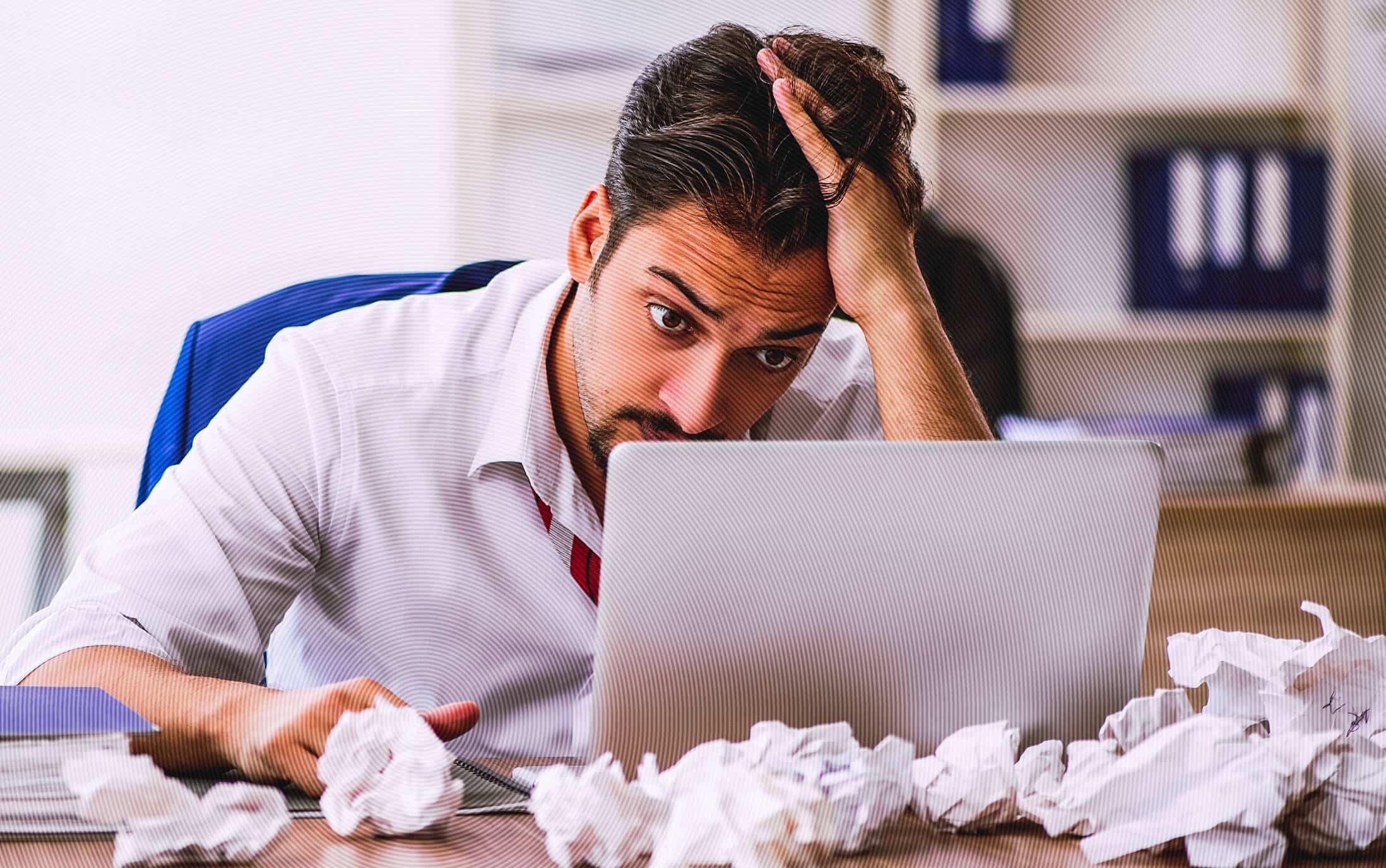 Nachdenklicher Businessman vor dem Notebook