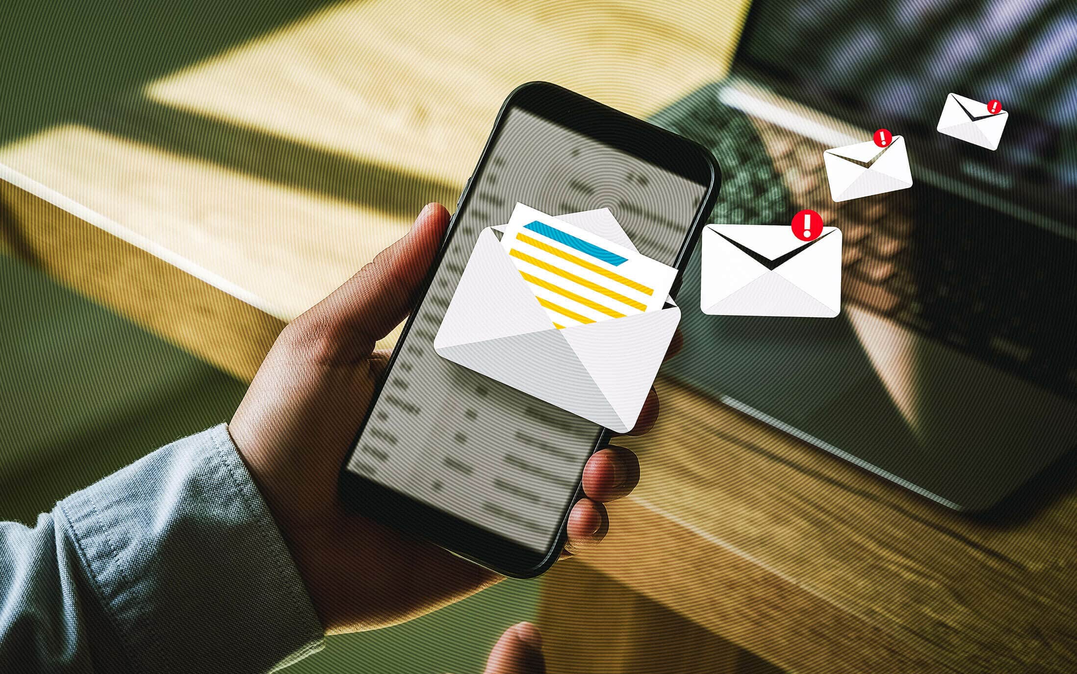 Smartphone in der Hand. Stilisierte ausgehende E-Mails