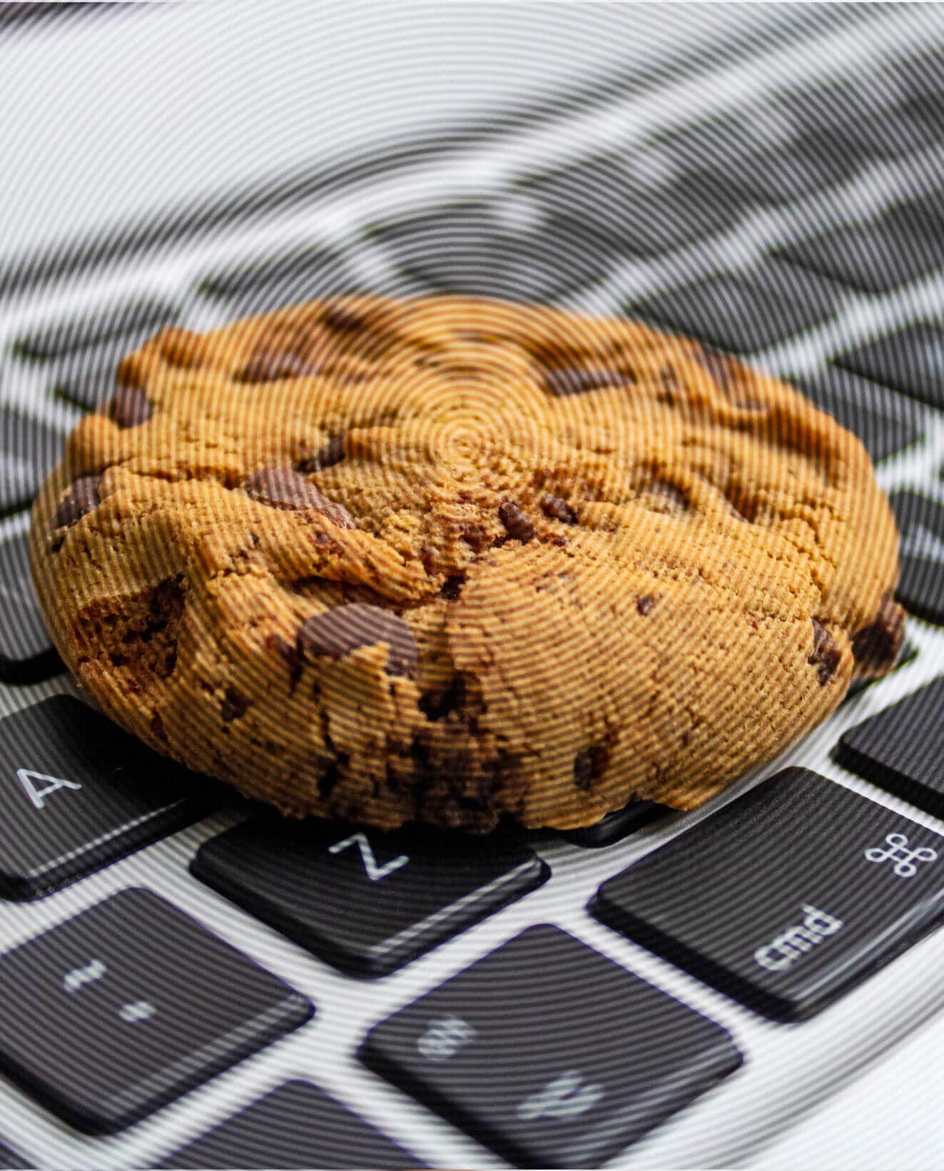 Ein Cookie auf der Notebook-Tastatur