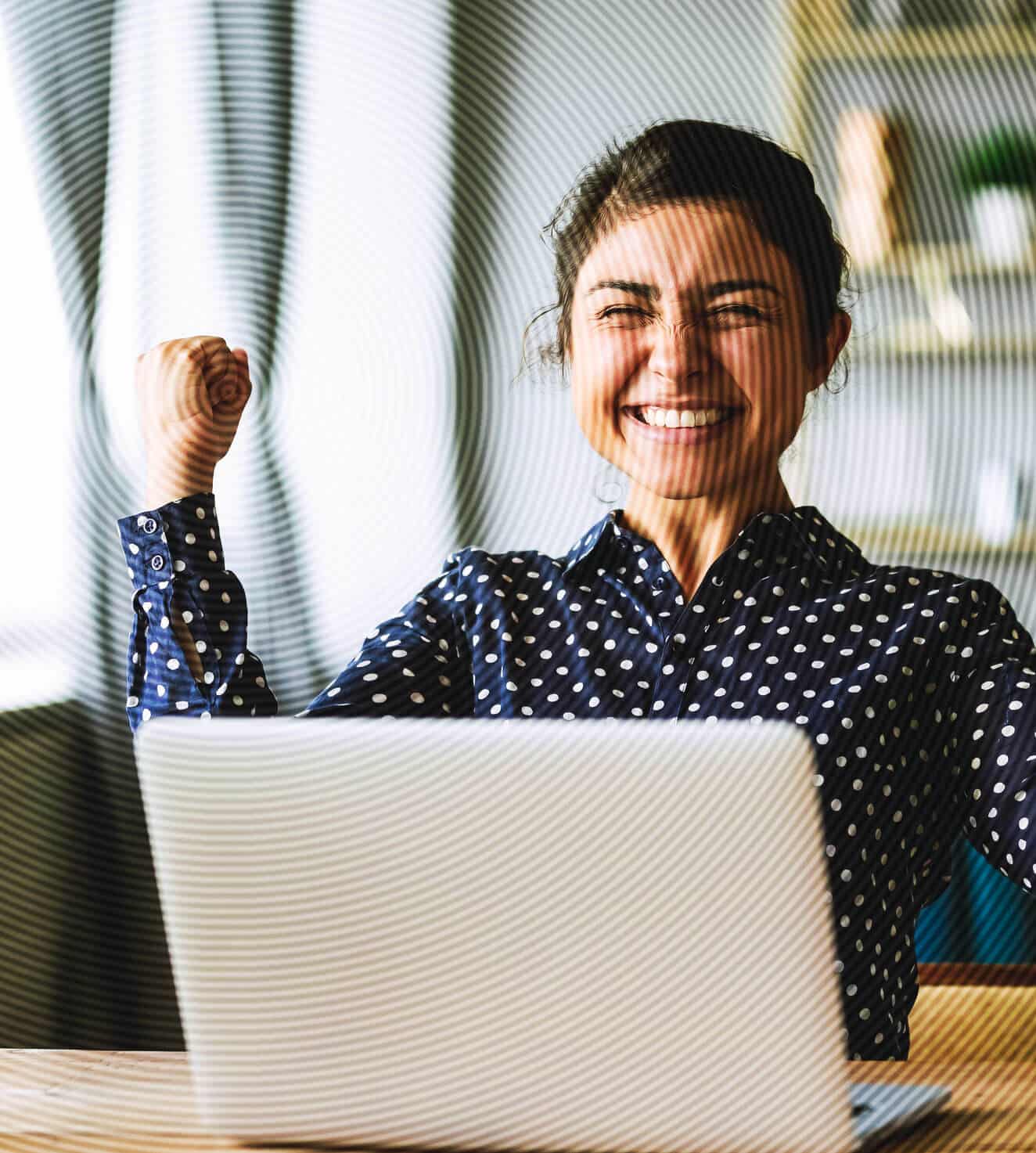 Begeisterte junge Frau am Notebook