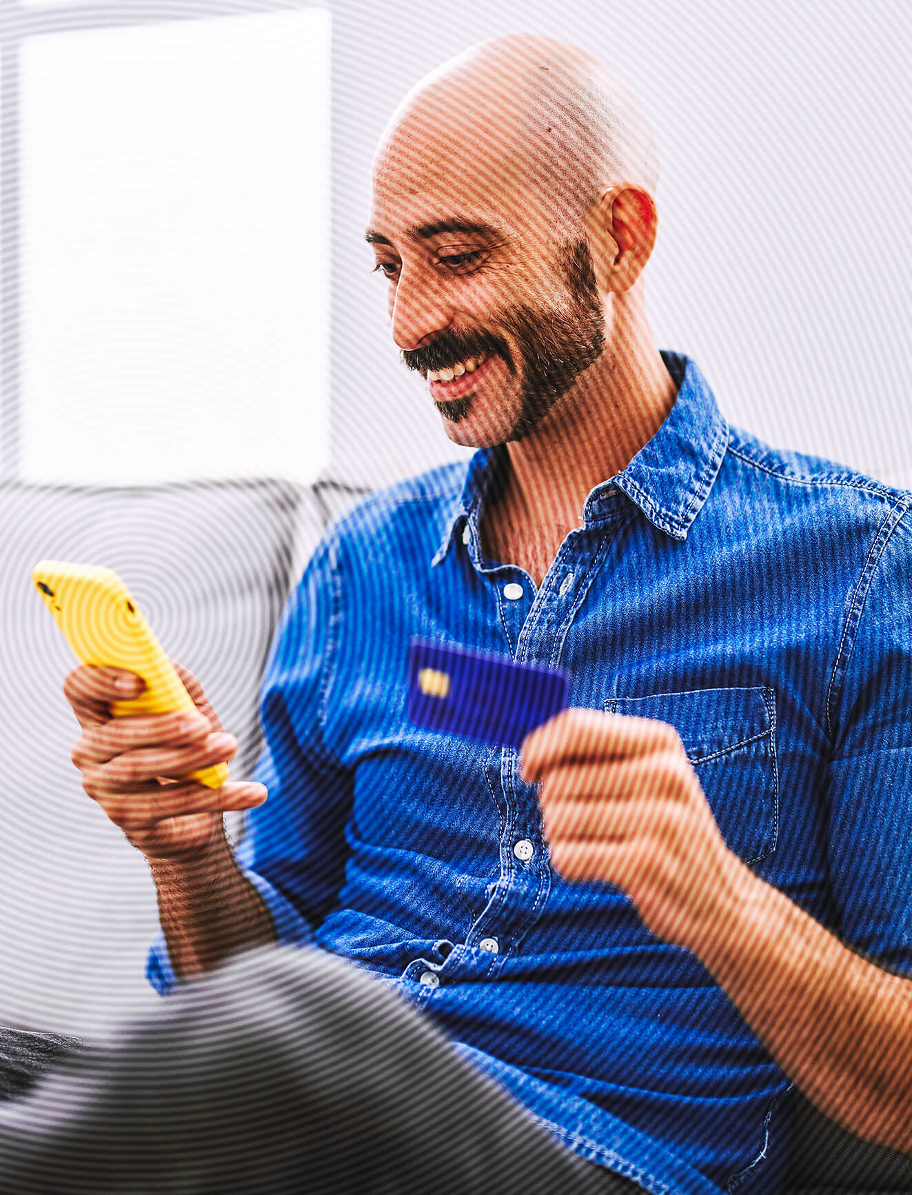 Fröhlicher Mann mit Smartphone