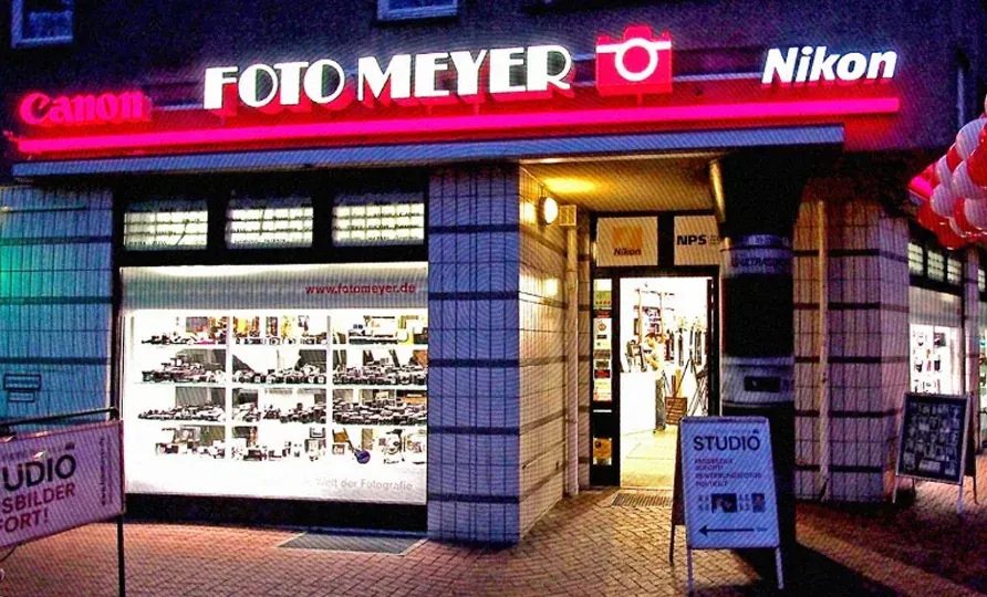 Beleuchtetes Ladengeschäft von Foto Meyer in Berlin – Google-Ads-Kunde von dskom