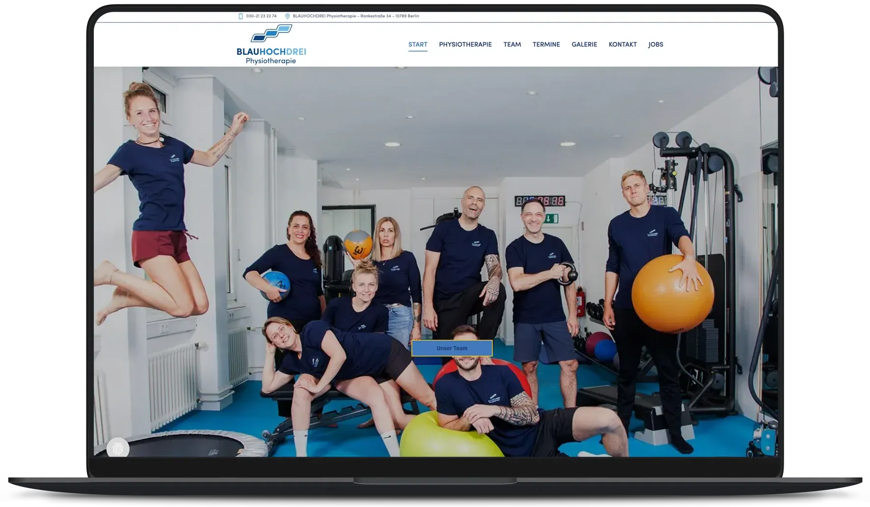 Website der Physiotherapie BLAUHOCHDREI aus Berlin am Laptop – SEO von dskom