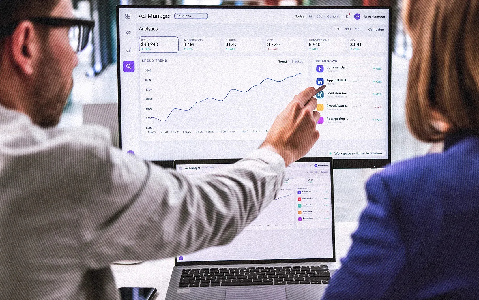 Analyse der LinkedIn Ads Kennzahlen im Ad Manager einer Agentur in Berlin