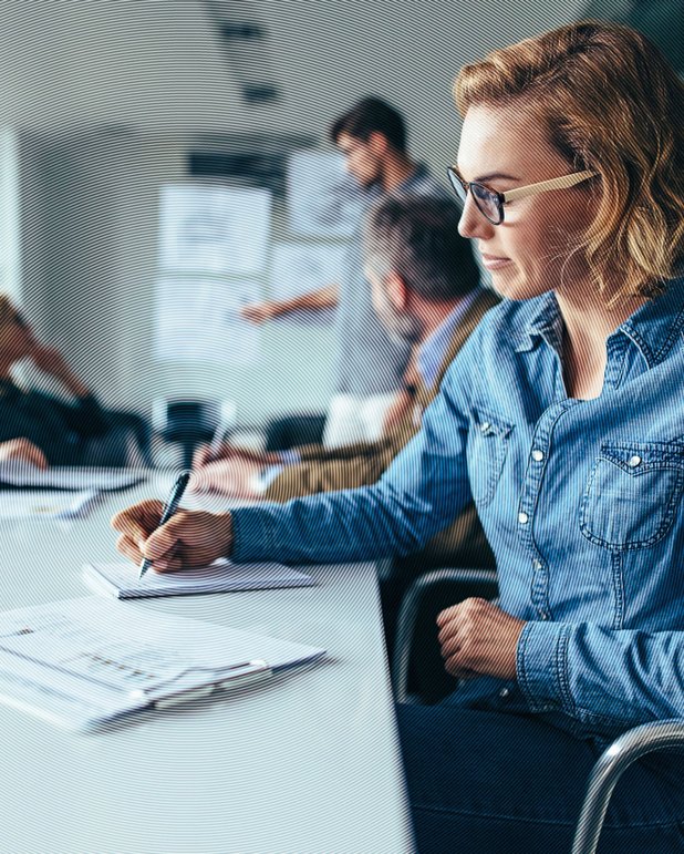 Online Marketing Expertin macht Notizen